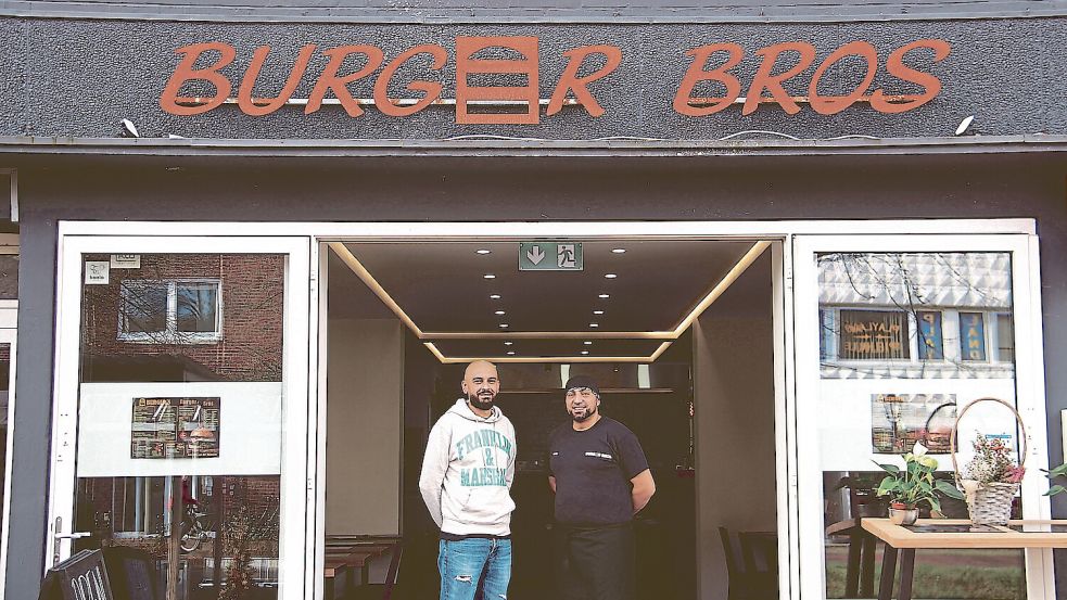 Mit dem Wunsch nach einem eigenen Restaurant kam Emir Gasi (links) nach Papenburg. Mit seinem ersten eigenen Laden „Burger Bros“ hat er nun große Pläne. Foto: Max Brägelmann