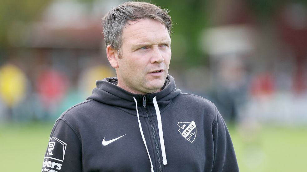 Firrels Coach Bernd Grotlüschen möchte die Entscheidung über eine Austragung möglichst lange hinauszögern. sFotos: Doden, Emden