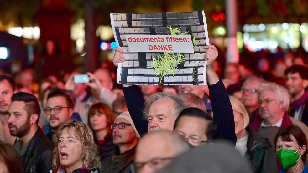 Während der Schließung der documenta fifteen 2022 wird ein Danke-Plakat hochgehalten. Die Debatte um die Weltkunstschau, die von immer neuen Antisemitismus-Vorwürfen erschüttert wurde, hielt bis zum Schluss an. Foto: dpa