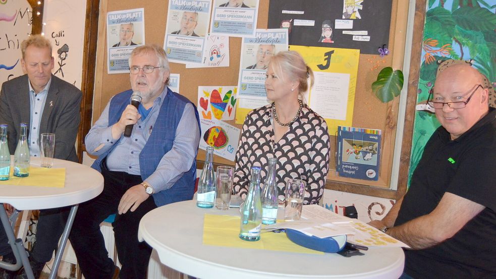 Miteinander vor Publikum im Gespräch (von links): Rhauderfehns Bürgermeister Geert Müller, Gerd Spiekermann, Regine Weber und Harm Evers. Foto: Weers