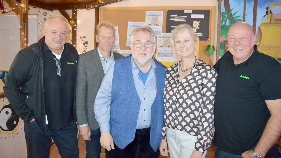 "Frotzeln mit Harms" im Jugendcafé in Rhauderfehn. Mit dabei diesmal (von links): Artur Reents, Geert Müller, Gerd Spiekermann, Regine Weber, Harm Evers. Foto: Weers