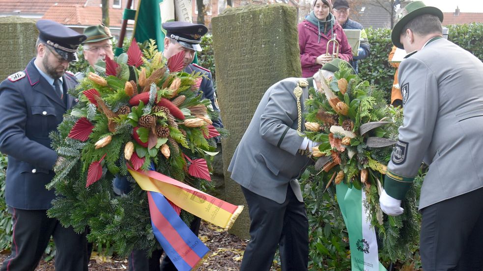 Am Ehrenmal vor der Petruskirche in Ostrhauderfehn wurden Kränze zur Erinnerung an die Opfer von Krieg und Gewalt niedergelegt. Foto: Zein