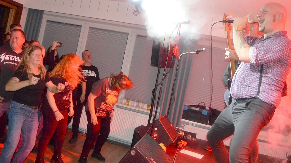 Die Band „Riot at the Moonshine Bar“ brachte das Publikum in Ekstase und forderte mit ihrer Musik zum Tanzen auf. Fotos: Weers
