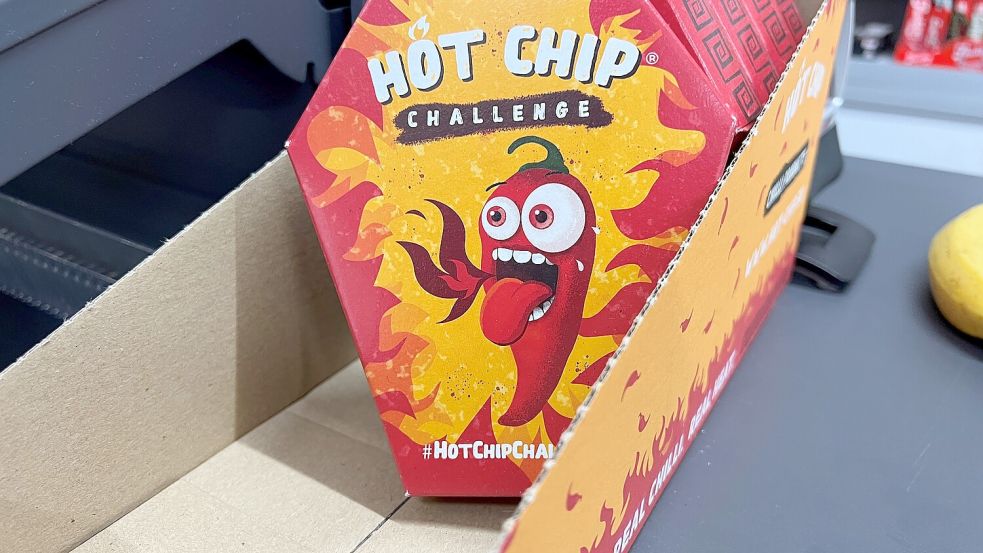 Mehrerere Packungen der „Hot Chip Challenge“ liegen bei einem Kiosk neben der Kasse. Diese Chips sind extrem scharf. Kinder sollten sie auf keinen Fall essen. Foto: Doreen Garud/dpa