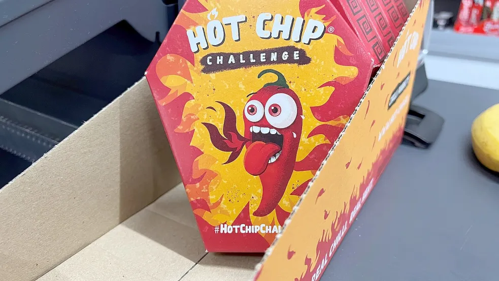 Mehrerere Packungen der „Hot Chip Challenge“ liegen bei einem Kiosk neben der Kasse. Diese Chips sind extrem scharf. Kinder sollten sie auf keinen Fall essen. Foto: Doreen Garud/dpa