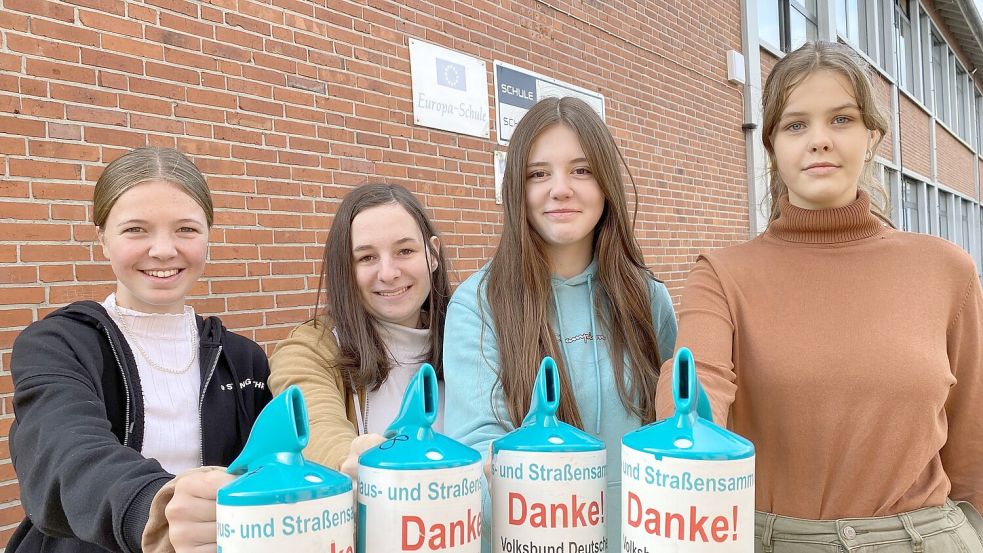 Auch Malina, Jasmina, Ronja und Sarah sammeln in diesen Tagen für den Volksbund Deutsche Kriegsgräberfürsorge. Foto: Kösters/HRS