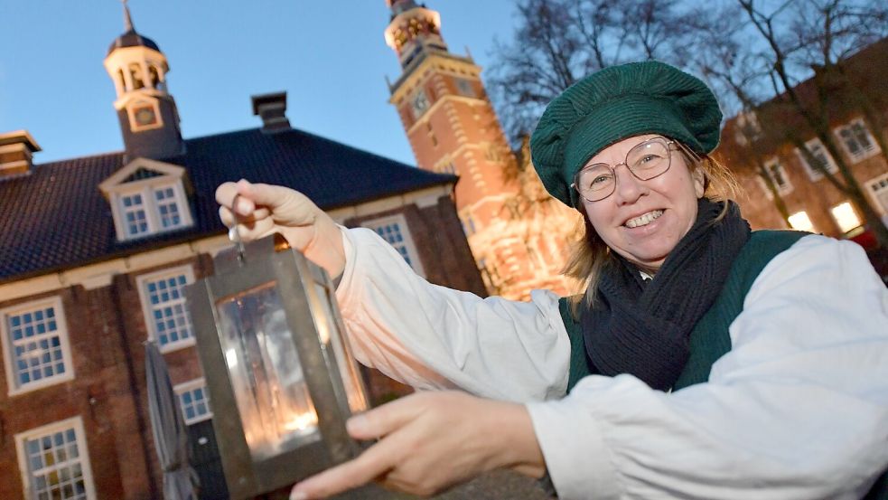 In der Altstadt von Leer, im Schein der Nachtwächter-Laterne von Claudia Röben – ein perfekter Moment für Sagen und Geschichten. Foto: Ortgies