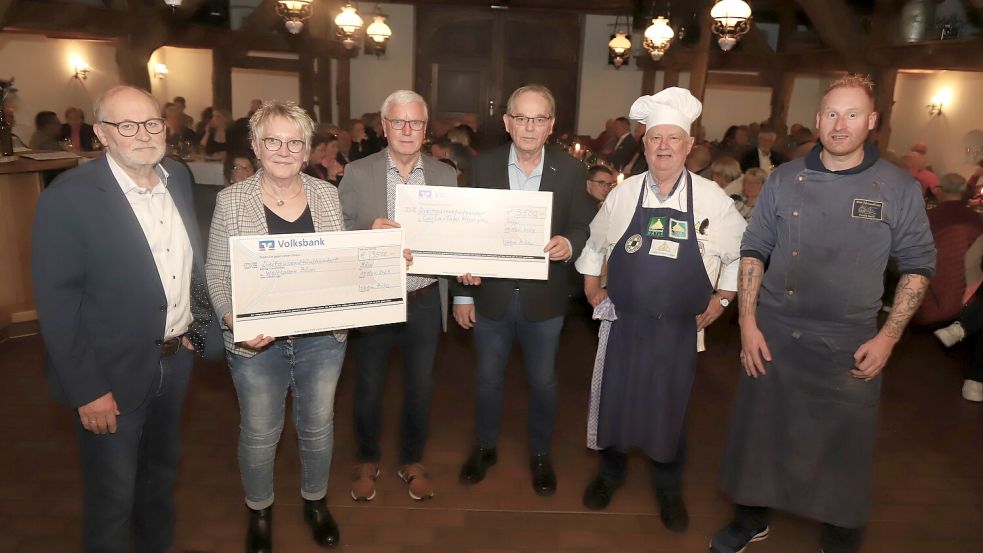 Nach dem St. Martin-Essen wurden die obligatorischen Schecks überreicht (von links): Martin Pille, Ulla Schmolke, Johannes Budde, Reinhold Looschen, Franz Rielmann und Andre Beier. Foto: Passmann