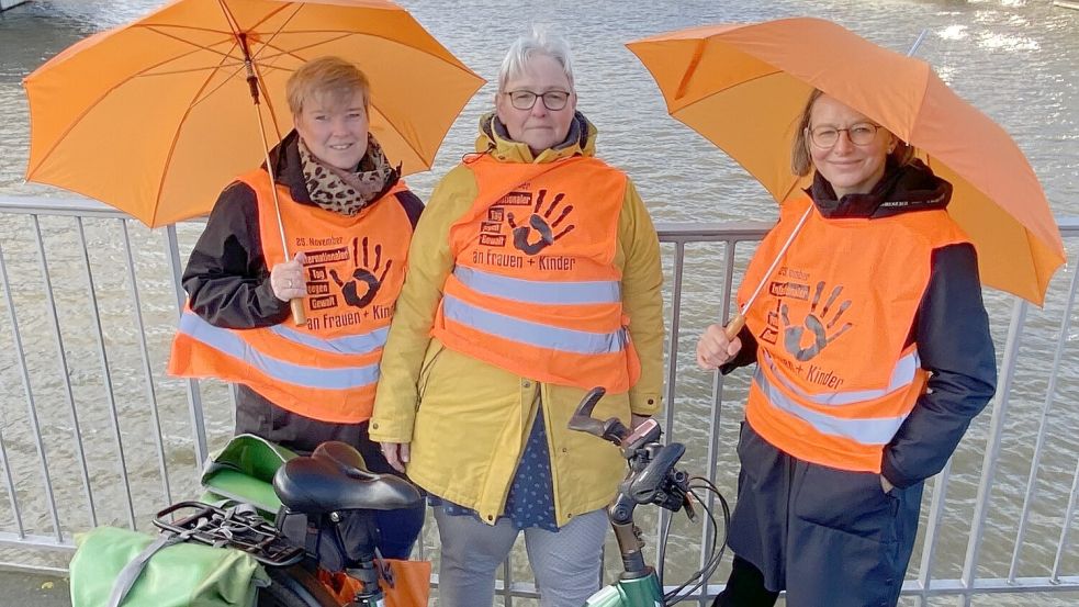 Das Foto zeigt (von links) Maike Jakobs, die Gleichstellungsbeauftragte der Stadt Leer Tomke Hamer und Cäcilie Schürmann. Foto: Stadt Leer