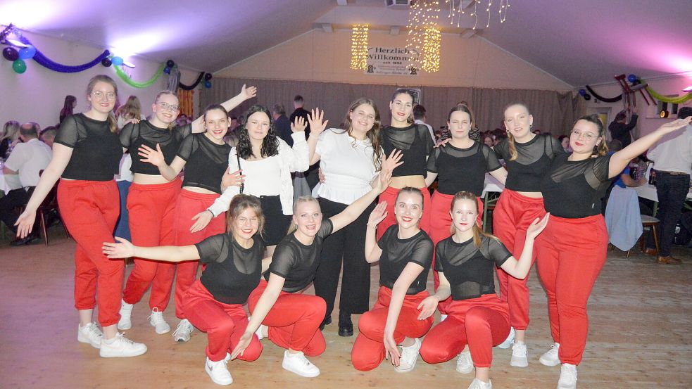 Die Tanzgruppe XPOSED stellte sich nach dem tollen Auftritt zum Gruppenbild auf. Foto: Weers