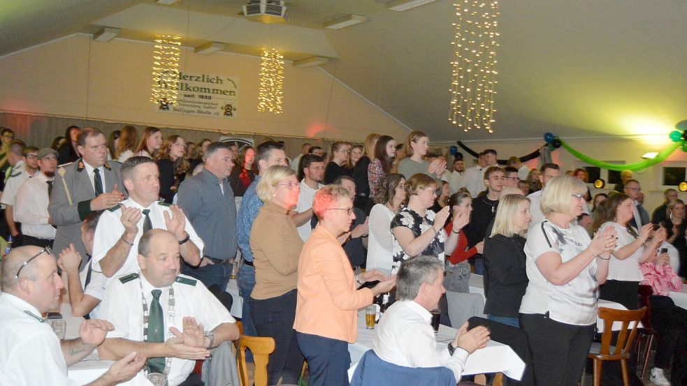 Im Schützenhaus Bollingen feierte der TSV Ostrhauderfehn sein Vereinsfest. Es herrschte eine ausgelassene Stimmung. Foto: Weers