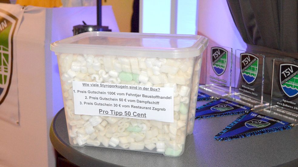 Es gab ein Ratespiel zu diesen Styroporkugeln. Foto: Weers