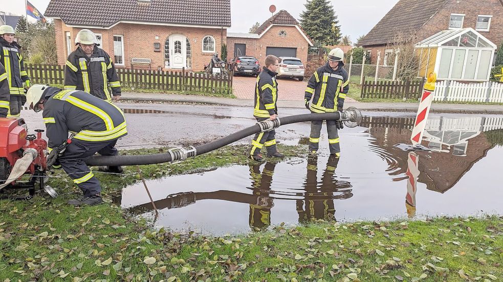 Das Wasser musste abgepumpt werden. Fotos: Feuerwehr