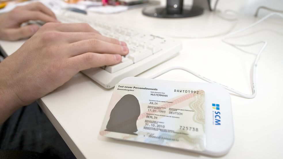Die Digitalisierung ist nicht nur ein Geschäft für die Wirtschaft, sie berührt auch die Rechte und Freiheit der Bürger – wie etwa der Online-Personalausweis. Foto: imago images/Sven Simon