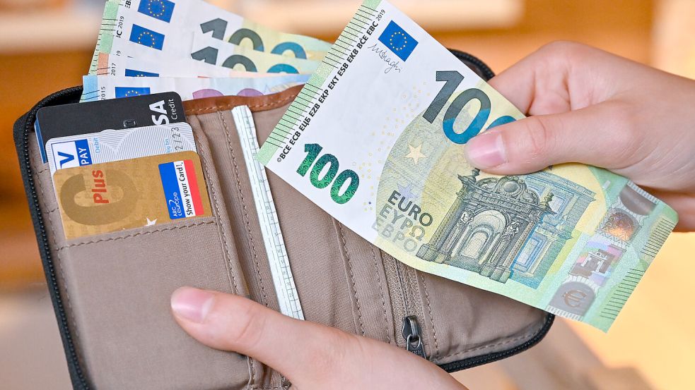 Beamte können sich im kommenden Jahr auf mehr Geld freuen. Foto: dpa/Patrick Pleul