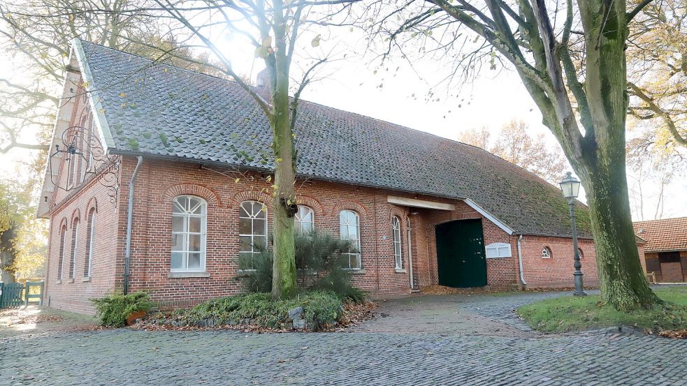 Das Müllerhaus in Barßel. Bis 2019 wurde in dem Gebäude ein Restaurant geführt. Seitdem steht es leer. Zwar war seitens der Gemeinde Barßel, die Eigentümer des Mühlenensembles ist, wieder eine gastronomische Nutzung geplant. Doch der potenzielle Pächter ist abgesprungen. Foto: Passmann
