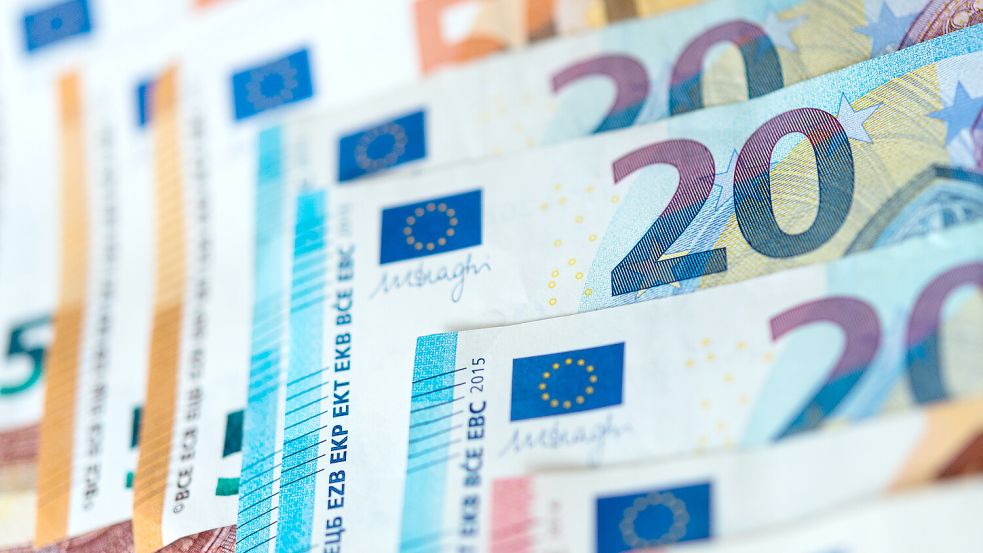 Banknoten liegen auf einem Tisch. Die Folgen des Karlsruher Haushaltsurteils sind bisher noch nicht vollends klar. Foto: Skolimowska/ZB/DPA