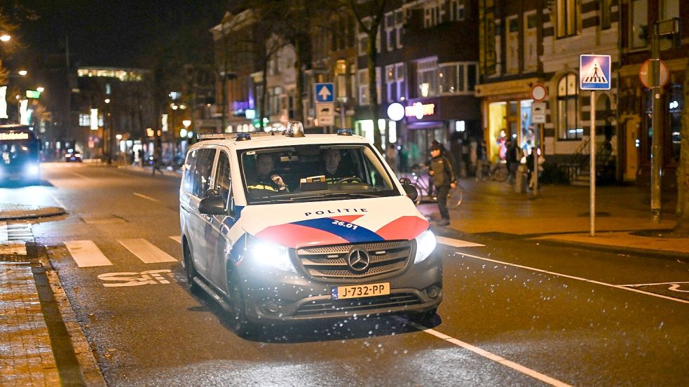 Polizeikräfte sind am Montagabend in der Nähe eines Cafes in Groningen präsent, in dem Parteichef Thierry Baudet vom Forum für Demokratie angegriffen wurde. Foto: Venema/Venema Media/ANP/DPA