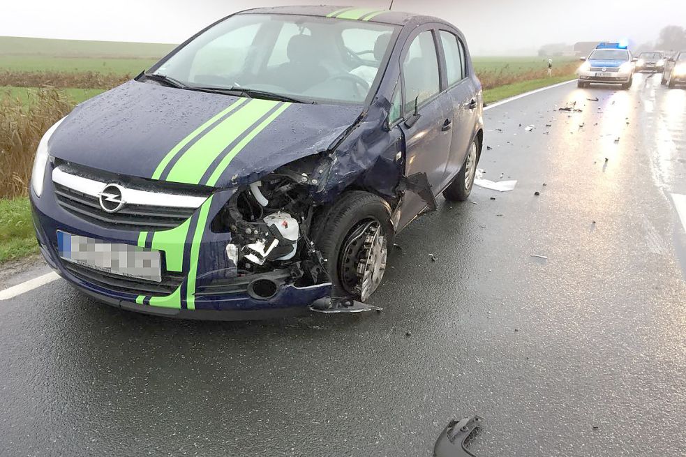 Der Opel Corsa blieb nach dem Unfall auf der Straße stehen.