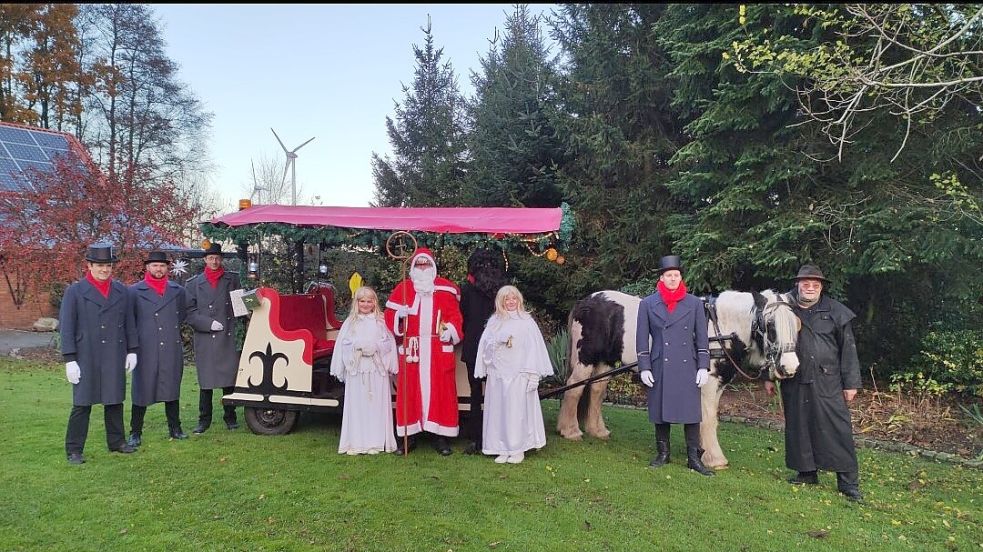Auch in diesem Jahr ist wieder der Nikolaus mit seinen Engelchen in Sedelsberg unterwegs. Er besucht rund 100 Haushalte dort. Der Verein, der das organisiert, nimmt noch Anmeldungen entgegen, freut sich aber auch über Spenden. Foto: Passmann