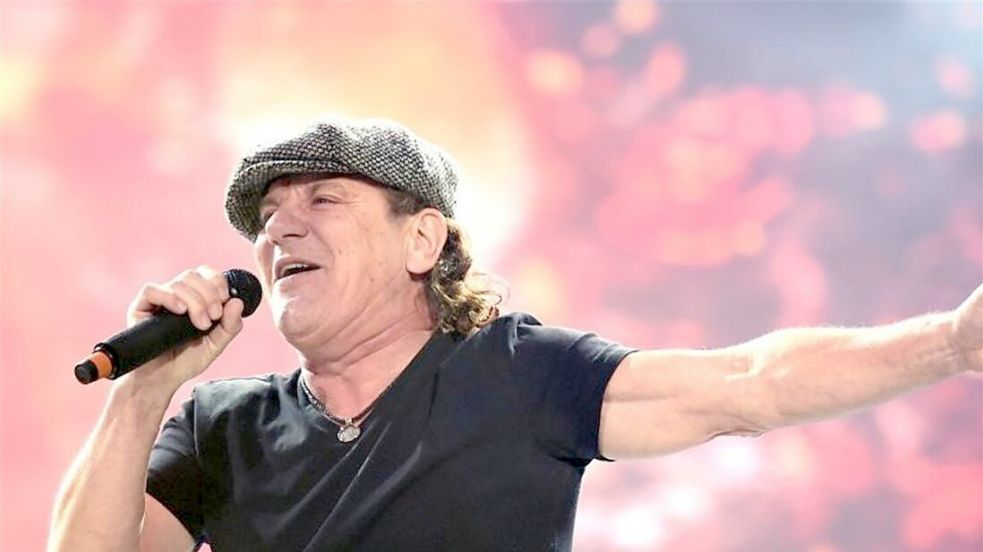 Sänger Brian Johnson von AC/DC 2015 im Berliner Olympiastadion. 2024 soll die Band ein Konzert in München spielen. Foto: Britta Pedersen/dpa