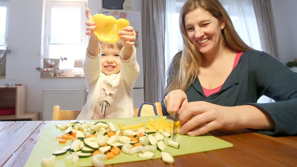 Wenn Kinder beim Essenmachen helfen dürfen, essen sie es auch lieber. Foto: Bodo Marks/dpa-tmn