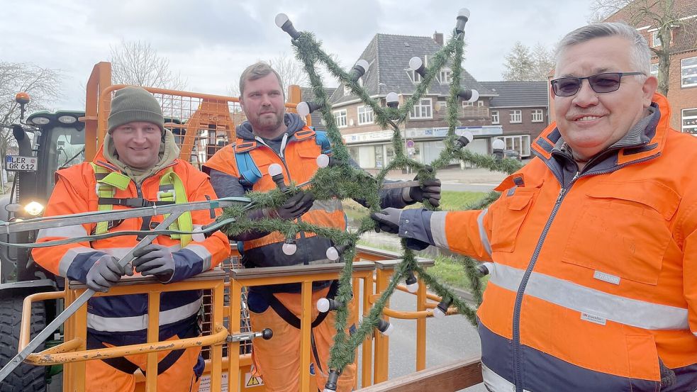 Daniel Prahm (von links), Thomas Pohlman und Hermann Meyer haben die Sterne angebracht. Foto: Hellmers