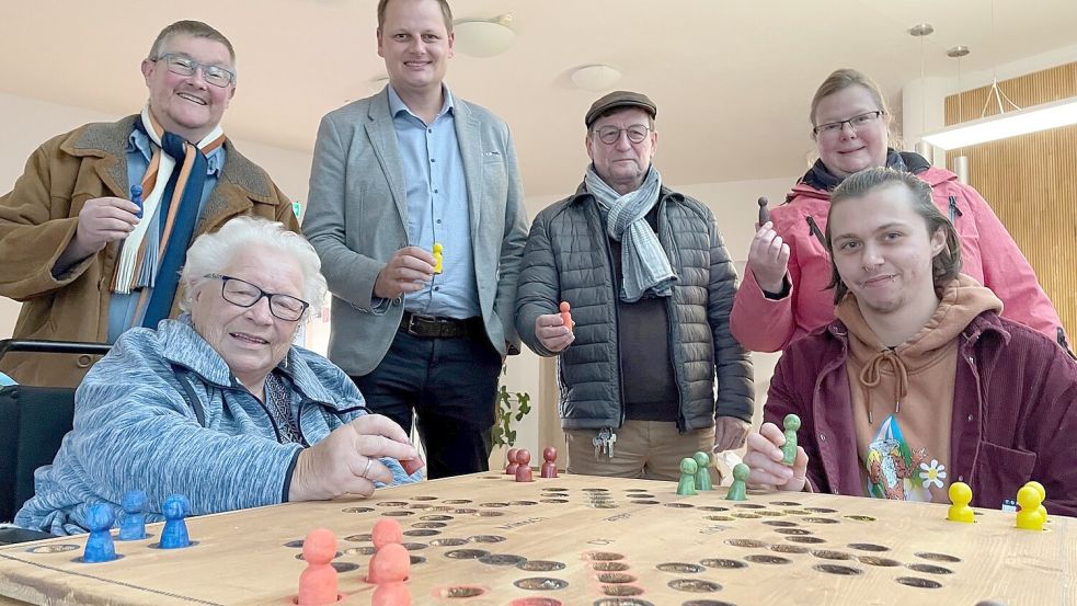 Rund ums Riesen-Brett: Steffen Schmidt (von links) vom Begleitenden Dienst, Christine Schmidt vom Heim-Beirat, Reilstift-Vorstand Markus Hanekamp, sowie Hans Kremer, Dana Knipper und Sebastian Gerdes (alle AKSR). Foto: Janßen