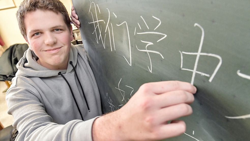 Arne Koenen zeigt ein chinesisches Schriftzeichen. Er ist einer von fünf Schülerinnen und Schülern des Leeraner Ubbo-Emmius-Gymnasiums, die die HSK-Prüfung bestanden haben. Foto: Ortgies