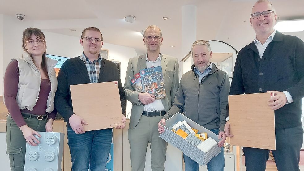 Annett Meinig (v. l., Seh- und Hörzentrum Sibo Müller), Torsten Letas (Fehntjer Küchenhaus), Sibo Müller (Seh- und Hörzentrum), Ludwig Meinders (Grubens Rollenmarkt), Thomas Kruse (Kruse-Moden) und alle anderen teilnehmenden Unternehmen vom Untenende Rhauderfehn freuen sich auf zahlreiche und kreative Lego-Weihnachtswelten. Foto: Scherzer
