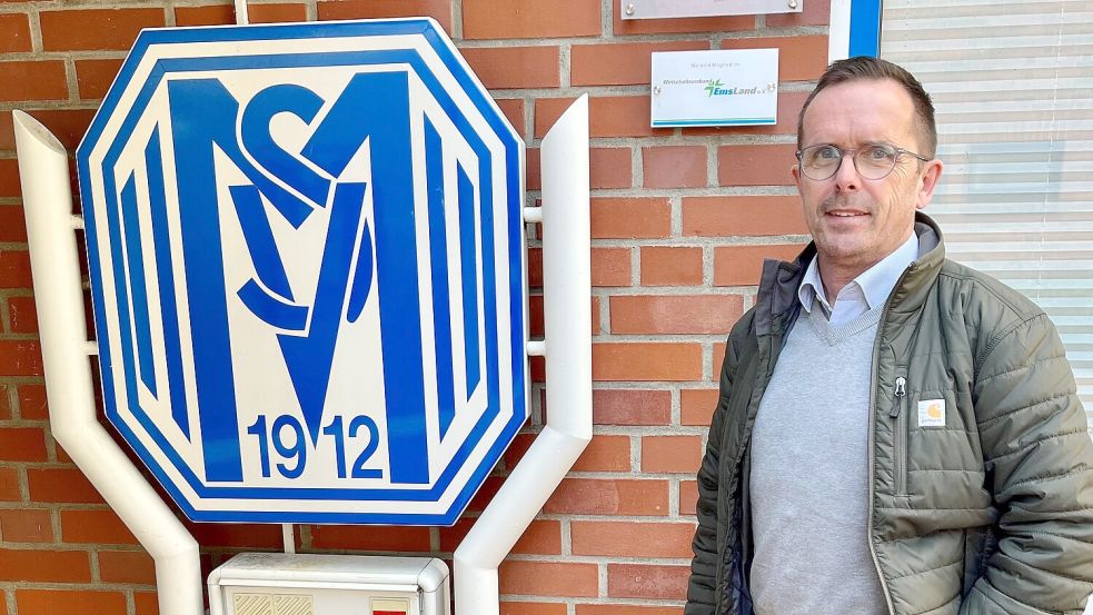 Rainer Bron vor der Geschäftsstelle des SV Meppen. Fotos: privat