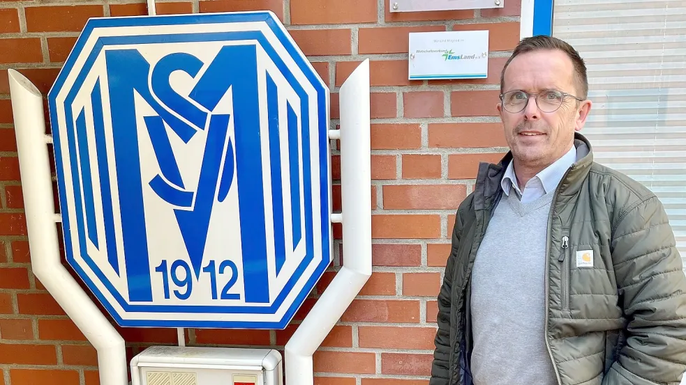 Rainer Bron vor der Geschäftsstelle des SV Meppen. Fotos: privat