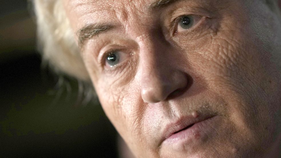 Geert Wilders, Vorsitzender der Partei für die Freiheit (PVV), beantwortet Fragen der Medien nach der Bekanntgabe der ersten vorläufigen Ergebnisse der Parlamentswahlen. Foto: Dejong/AP