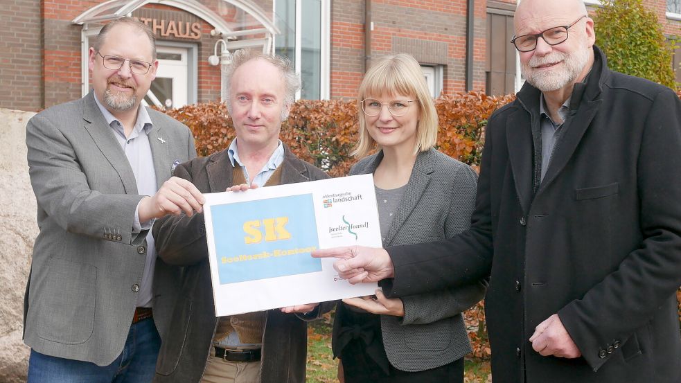 Die Verstetigung der Stelle des Saterfriesisch-Beauftragten und des Seeltersk-Kontoors im Saterland wurde offiziell besiegelt (von links): Thomas Otto, Henk Wolf, Franziska Meifort und Uwe Meiners. Foto: Kruse