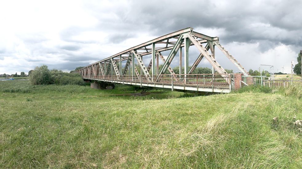 •Seit dem Unfall mit der Emsmoon vor fünf Jahren ist die Friesenbrücke gesperrt. Foto: Hellmers