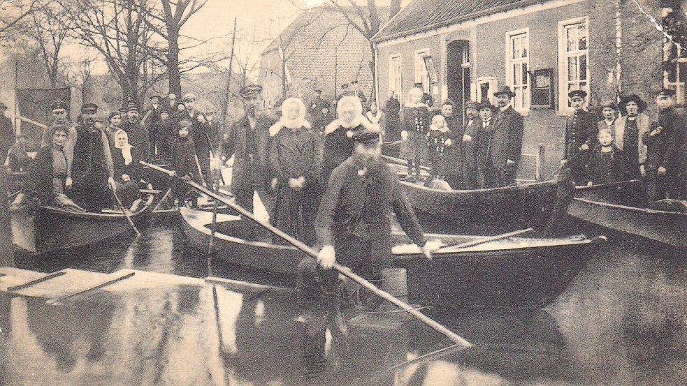 Bei dem Hochwasser im Jahr 1916 in Potshausen stellten sich viele Bewohner für ein Foto auf. Ein Fotograf kam extra aus Leer.