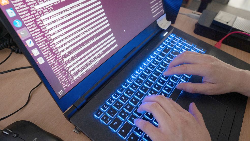 Der Emsländer soll vor einigen Jahren ein Filesharing-Programm genutzt haben, über das er Musik hörte. Daraufhin wurde er auf Schadenersatz verklagt. Doch zahlen muss er deshalb nicht. Symbolfoto: Stratenschulte/DPA