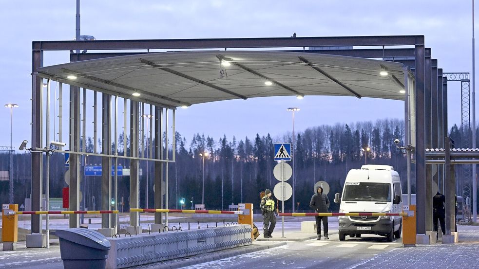 Eigentlich wollte die Führung in Helsinki Anfang dieser Woche alle Übergänge nach Osten schließen, die ist jedoch rechtlich nicht möglich. Allerdings ist eine Gesetzesänderung in Vorbereitung, die die Absperrung aller Übergänge zu ermöglichen. Foto: dpa/Lehtikuva/Vesa Moilanen