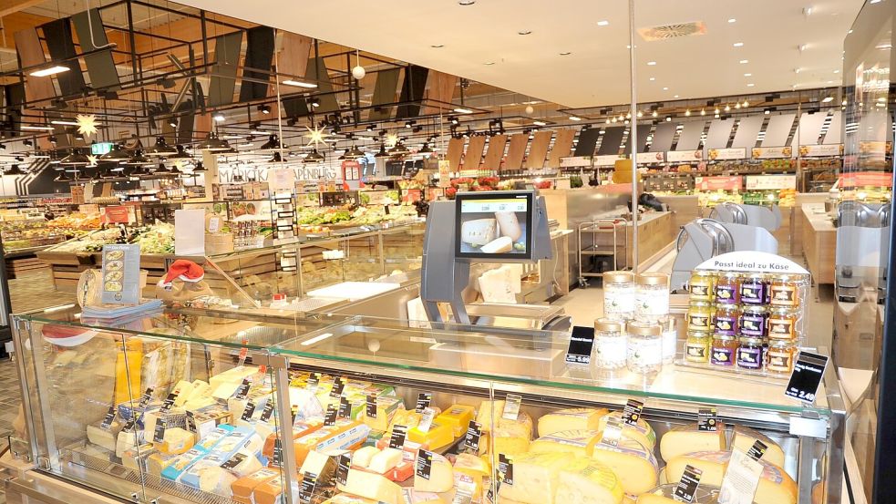 14 Meter lang ist die Käse-Theke im neuen Marktkauf in Papenburg. FOTO: GERD SCHADE