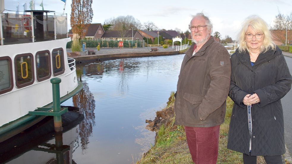 Gisela Krause und Anton-Johann Ennen stehen an der Stelle, an dem der Fahrer mit seinem Wagen mit Anhänger in den Kanal gefahren ist - direkt beim Dampfschiff. Foto: Ammermann