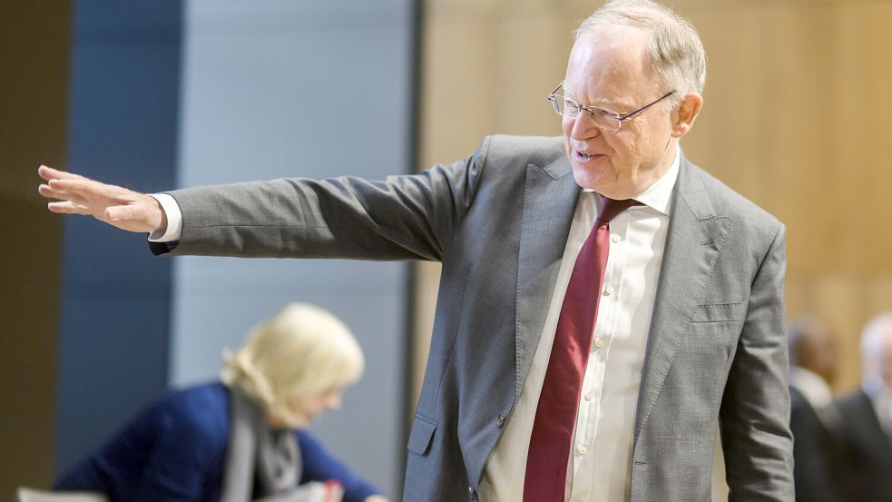 Lässt sich trotz schlechter Umfragewerte für seine rot-grüne Koalition nicht aus der Ruhe bringen: Niedersachsens Ministerpräsident Stephan Weil (SPD). Foto: Julian Stratenschulte/dpa