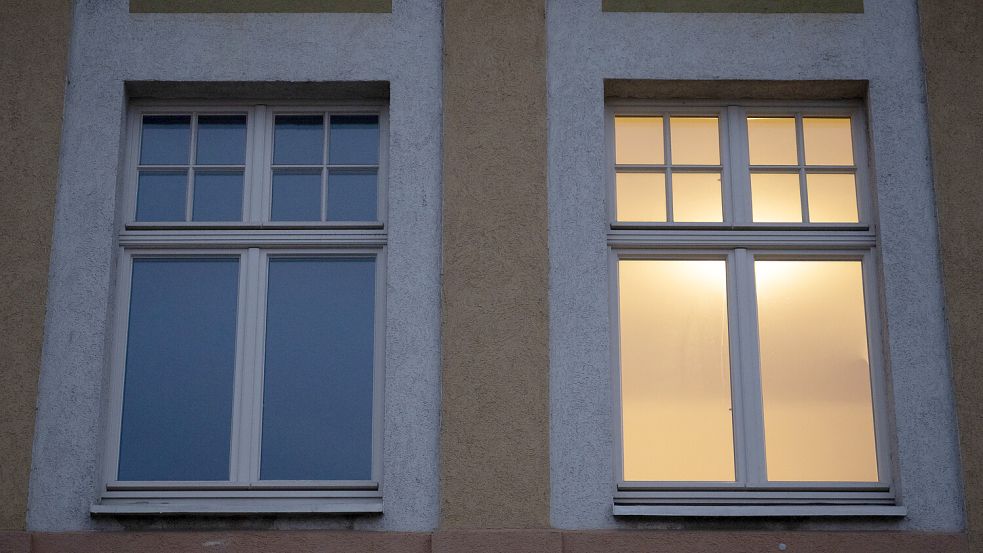 Wenn Büros nicht besetzt sind, sollte das Licht aus bleiben. Foto: Gollnow/DPA