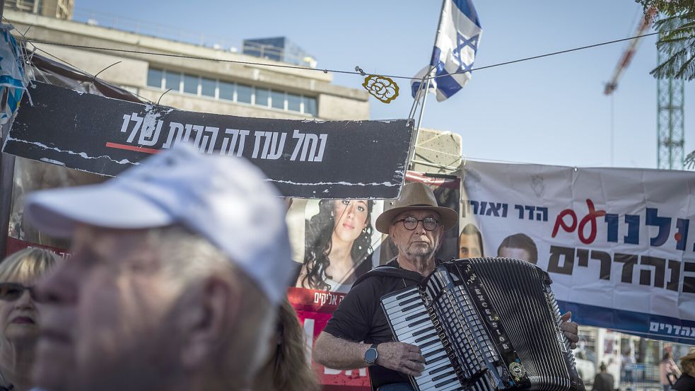 Israelis versammeln sich auf dem Museumsplatz in Tel Aviv und warten auf den ersten Teil der von der islamistischen Hamas verschleppten Geiseln. Foto: picture allianca/dpa