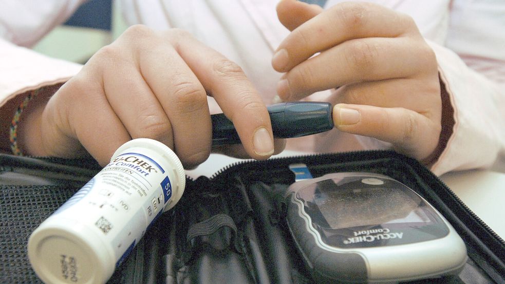•Ein Messgerät zur Bestimmung des Blutzuckerwertes: In der Region gibt es mehrere Diabetes-Selbsthilfegruppen. Foto: Norbert Försterling/dpa