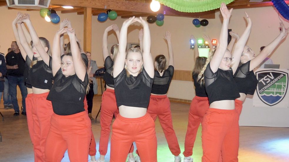 Die Tanzgrupppe X-Posed bei ihrem Auftritt auf dem Vereinsfest des TSV Ostrhauderfehn. Foto: Weers