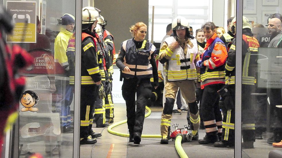 Zahlreiche Einsatzkräfte von Feuerwehr, Polizei und Rettungsdienst waren zum Borro ausgerückt. Foto: Wolters