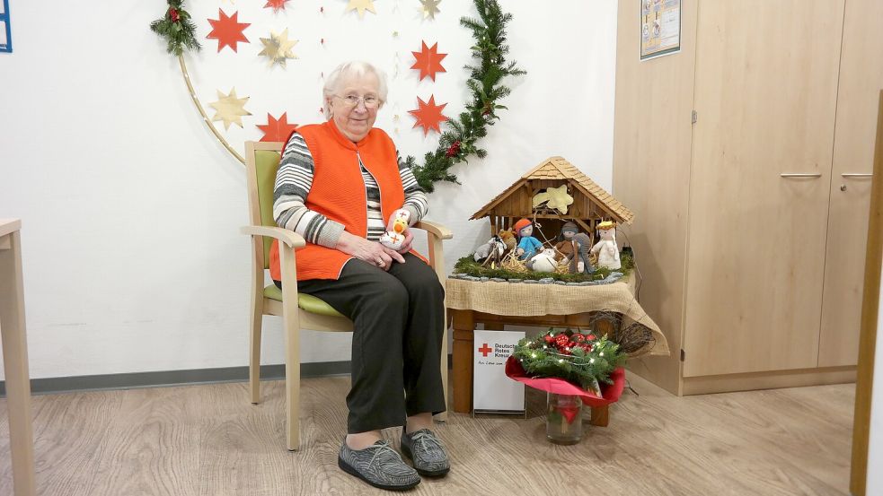 Die 89-jährige Elisabeth Klues aus Klein Berßen mit ihrer selbstgehäkelten Krippe Fotos: Lena Rosen