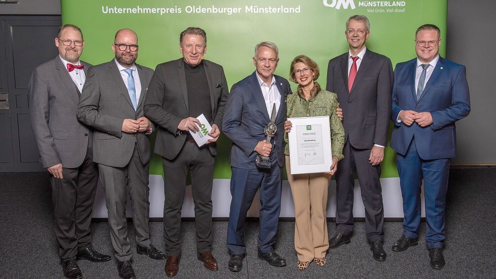 Ehrung Unternehmer des Jahres (von links): Bürgermeister Thomas Otto, Landrat Johann Wimberg, Moderator Ludger Abeln, Preisträger Jörg Waskönig mit Ehefrau Claudia Pedaci-Waskönig, Laudator Dr. Christian Friege, Landrat Tobias Gerdesmeyer.