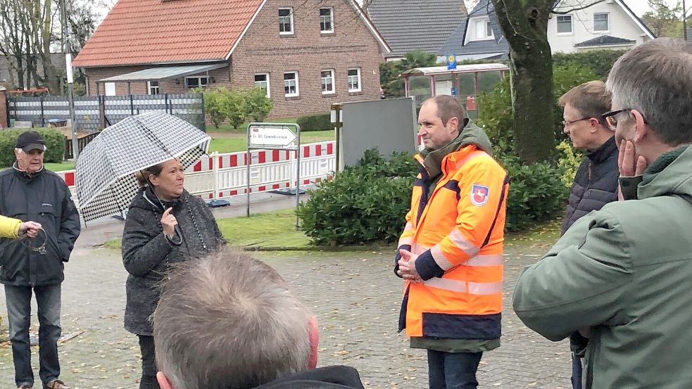 Susanne Grootenboer betreibt den Imbiss Plauderplatz in Weener, sie sprach mit Frank Buchholz, Leiter der Niedersächsischen Landesbehörde für Straßenbau und Verkehr in Aurich. Foto: Vogt