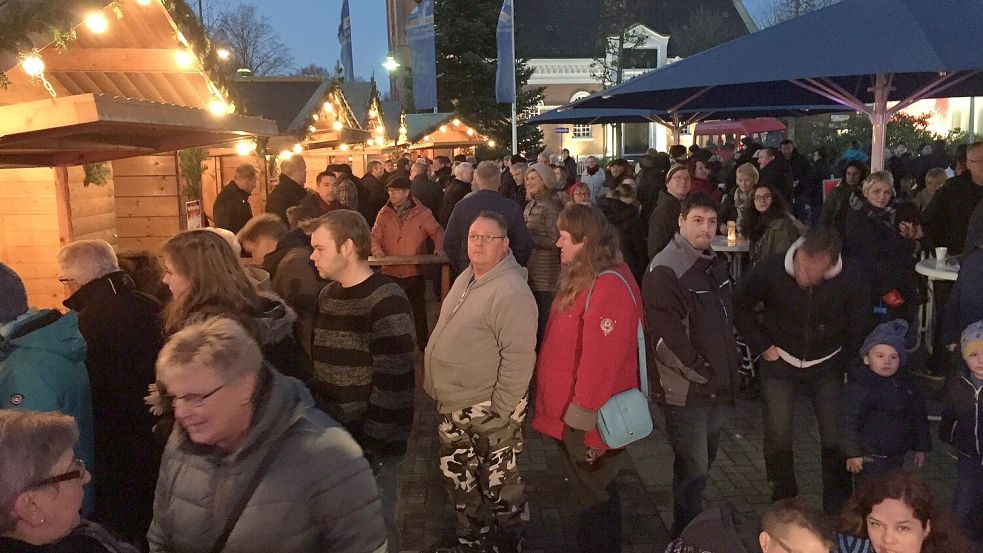 Bei der Volksbank ist zum Weihnachtsmarkt immer eine Menge los. Foto: Archiv